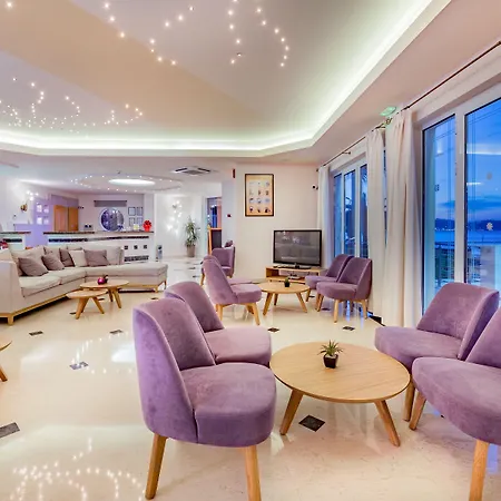 Xenos Kamara Argassi